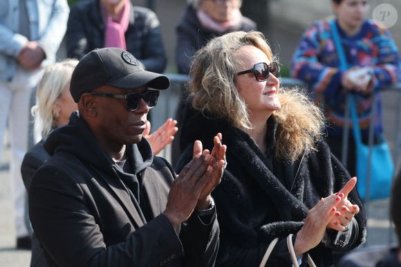 Julie Ferrier - Sorties des obsèques de Bruno Salomone en l'église Sainte-Anne de Polangis de Joinville-le-Pont (Val-de-Marne) le 23 mars 2026. © Cyril Moreau - Dominique Jacovides / Bestimage