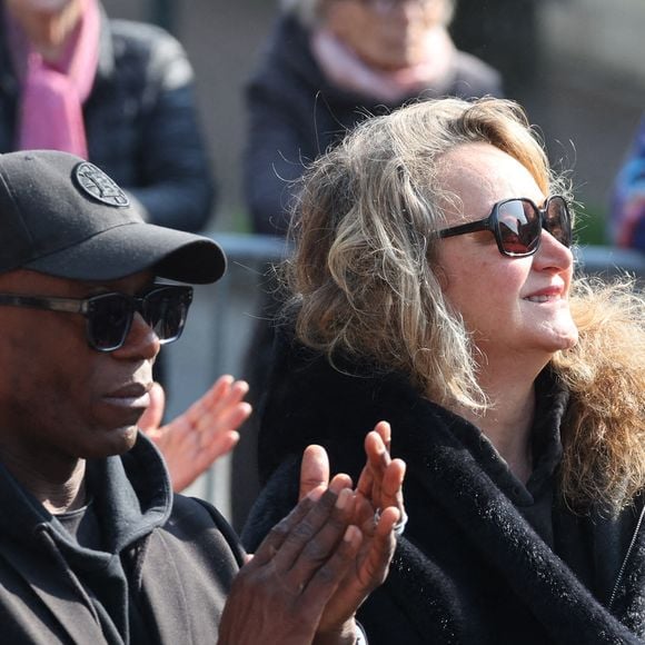 Julie Ferrier - Sorties des obsèques de Bruno Salomone en l'église Sainte-Anne de Polangis de Joinville-le-Pont (Val-de-Marne) le 23 mars 2026. © Cyril Moreau - Dominique Jacovides / Bestimage