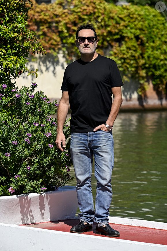 Gilles Lellouche - Les célébrités sur le ponton de l'hôtel Excelsior lors de la 82ème édition du festival international du film de Venise (La Mostra), Italie, le 6 septembre 2025. © SGP/Bestimage