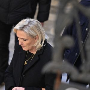 Marine Le Pen arrive à l'église Notre-Dame de l'Assomption, pour la cérémonie funéraire de l'actrice française Brigitte Bardot, à Saint-Tropez, dans le sud-est de la France, le 7 janvier 2026. L'actrice française Brigitte Bardot, symbole de la libération sexuelle dans les années 1950 et 1960, qui s'est réinventée en défenseuse des droits des animaux et a embrassé des opinions d'extrême droite, est décédée le 28 décembre 2025 à l'âge de 91 ans. Photo par Julien Reynaud/APS-Medias/ABACAPRESS.COM