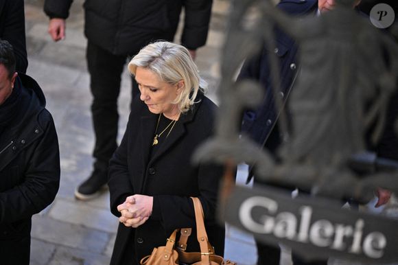 Marine Le Pen arrive à l'église Notre-Dame de l'Assomption, pour la cérémonie funéraire de l'actrice française Brigitte Bardot, à Saint-Tropez, dans le sud-est de la France, le 7 janvier 2026. L'actrice française Brigitte Bardot, symbole de la libération sexuelle dans les années 1950 et 1960, qui s'est réinventée en défenseuse des droits des animaux et a embrassé des opinions d'extrême droite, est décédée le 28 décembre 2025 à l'âge de 91 ans. Photo par Julien Reynaud/APS-Medias/ABACAPRESS.COM