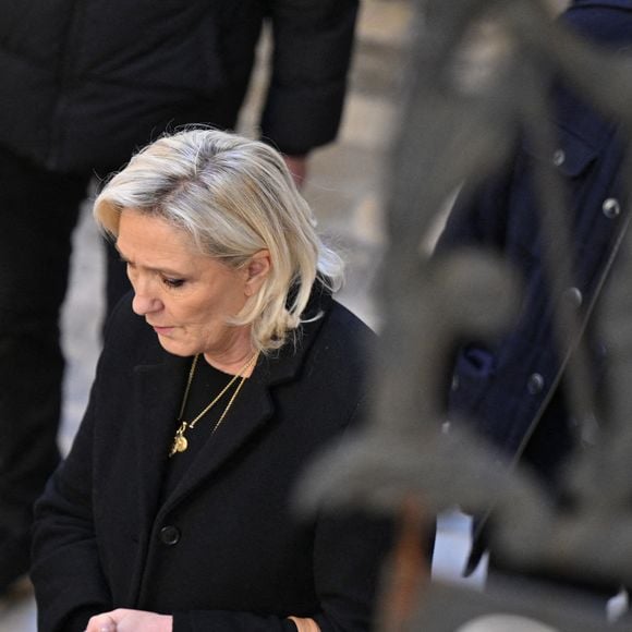 Marine Le Pen arrive à l'église Notre-Dame de l'Assomption, pour la cérémonie funéraire de l'actrice française Brigitte Bardot, à Saint-Tropez, dans le sud-est de la France, le 7 janvier 2026. L'actrice française Brigitte Bardot, symbole de la libération sexuelle dans les années 1950 et 1960, qui s'est réinventée en défenseuse des droits des animaux et a embrassé des opinions d'extrême droite, est décédée le 28 décembre 2025 à l'âge de 91 ans. Photo par Julien Reynaud/APS-Medias/ABACAPRESS.COM