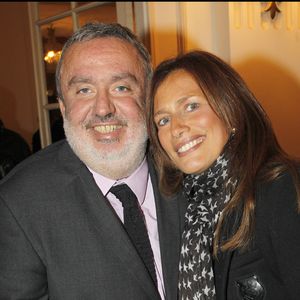 Dans un témoignage poignant, l'épouse de Dominique Farrugia évoque sans détour les difficultés du quotidien liées au handicap de son mari (ndlr : il est atteint de la sclérose en plaques). 

Dominique Farrugia et sa femme au théâtre de Paris. RINDOFF-GUIREC / BESTIMAGE