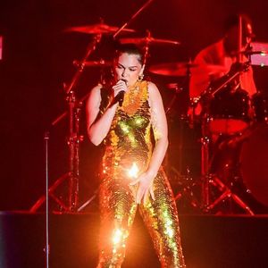 Jessie J est atteinte d'un cancer du sein
Jessie J, un drapeau brésilien sur les épaules, en concert lors du festival "Rock in Rio" à Rio de Janeiro. Backgrid USA / Bestimage