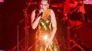 Deux ans après la naissance de son fils, cette grande chanteuse annonce avoir un cancer du sein à 37 ans