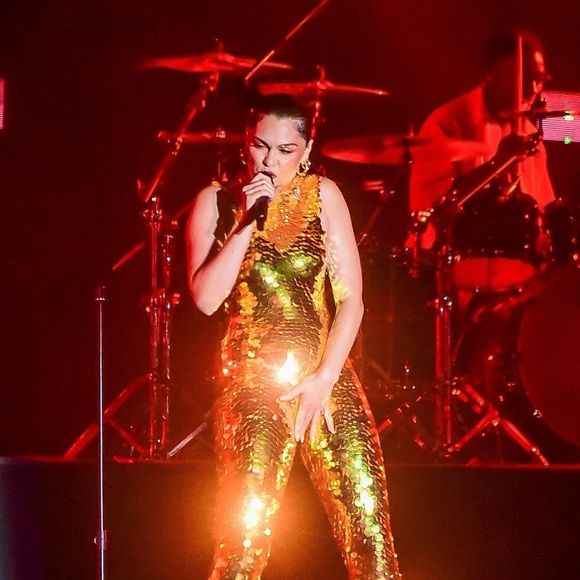 Jessie J est atteinte d'un cancer du sein
Jessie J, un drapeau brésilien sur les épaules, en concert lors du festival "Rock in Rio" à Rio de Janeiro. Backgrid USA / Bestimage