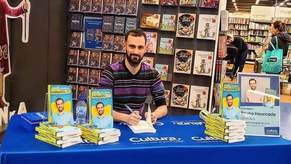 Bruno Hourcade en pleine séance de dédicaces de son autobiographie "Moi, millionnaire ?"