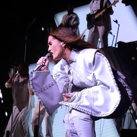 "C’était pour essayer d’être dans cette démarche très sincère avec mon public. De leur dire (...) Je vais enlever toutes les dernières couvertures que j’ai pas osé enlever ?"

Vitaa en concert sur la scène du Zénith de Nantes, France, le 5 novembre 2025. © Noël Carrier/Bestimage