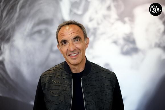 L'animateur officie sur l'antenne de TF1 depuis le début des années 2000

Nikos Aliagas - Vernissage de l'exposition "Les grands âges", photographies de Nikos Aliagas au musée de l'Homme à Paris le 7 avril 2026. © Dominique Jacovides/Bestimage