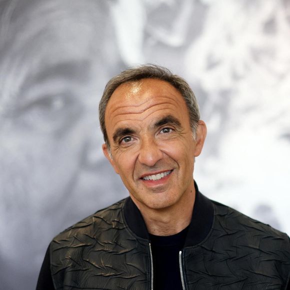 L'animateur officie sur l'antenne de TF1 depuis le début des années 2000

Nikos Aliagas - Vernissage de l'exposition "Les grands âges", photographies de Nikos Aliagas au musée de l'Homme à Paris le 7 avril 2026. © Dominique Jacovides/Bestimage