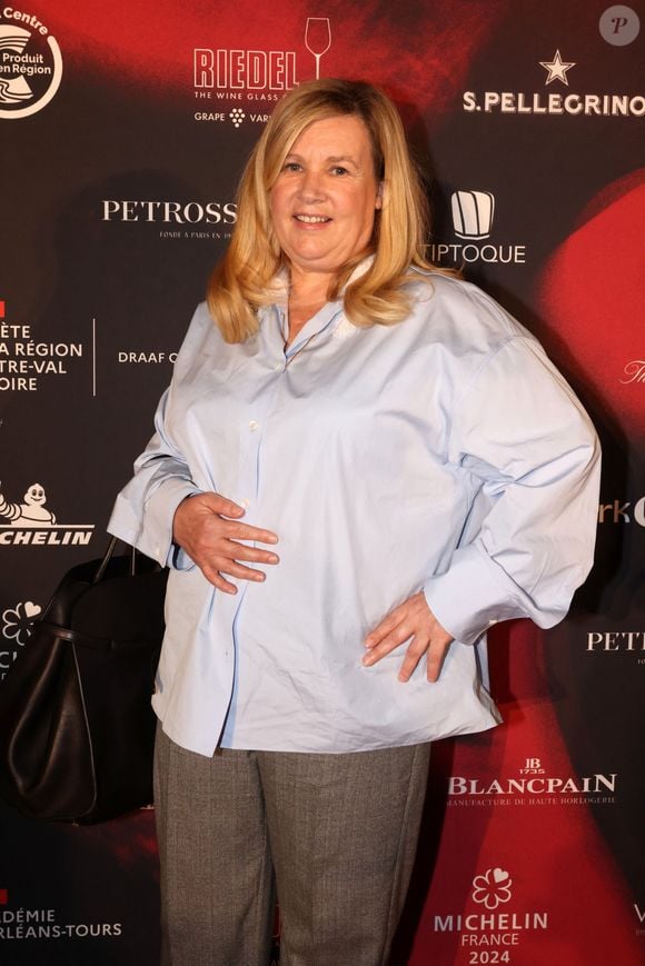 "C'est une scientifique, elle fait une double licence physique-chimie à Paris-Saclay", révèle Hélène Darroze au sujet de Charlotte, 18 ans.

La Cheffe Hélène Darroze - Photocall de la cérémonie de remise des Etoiles du Guide Michelin au Palais des Congrès de Tours le 19 mars 2024. © Jean-Marc Lhomer/Bestimage