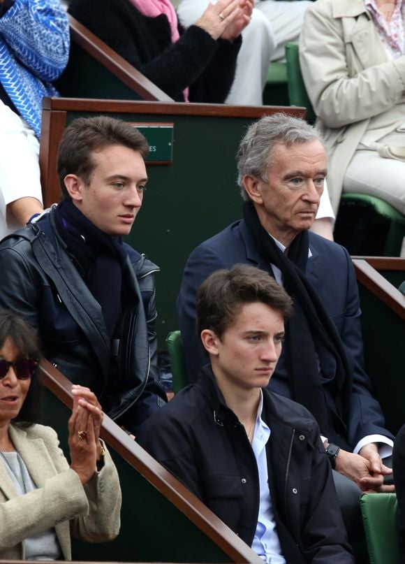 Bernard Arnault et ses fils Frédéric et Jean dans les tribunes de la finale homme des internationaux de France de Roland Garros à Paris le 5 juin 2016. © Moreau-Jacovides / Bestimage