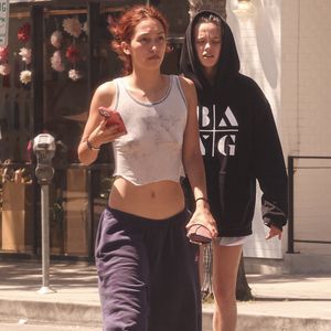 À Los Angeles, Shiloh Joli Pitt, la fille d'Angelina Jolie et Brad Pitt, avec une amie, Keoni Rose, chez Fonuts Donut Bakery à Studio City, Los Angeles, le 4 juillet 2025
