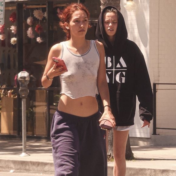 À Los Angeles, Shiloh Joli Pitt, la fille d'Angelina Jolie et Brad Pitt, avec une amie, Keoni Rose, chez Fonuts Donut Bakery à Studio City, Los Angeles, le 4 juillet 2025