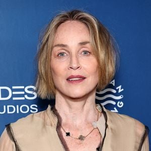 Info - Sharon Stone annonce la mort de son frère Michael Stone (74 ans) sur Instagram - Los Angeles CA March 12- :   Sharon Stone, à The Ocean : Our Liquid Universe au Saban Theatre à Los Angeles le 19 mars 2026- Credit : AdMedia March 19, 2026.Copyright AdMedia (Credit Image : © AdMedia via ZUMA Press / Bestimage Wire / Bestimage)