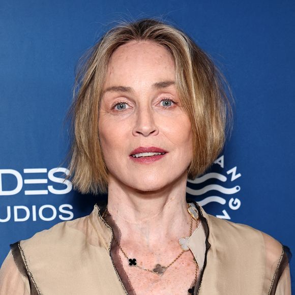 Info - Sharon Stone annonce la mort de son frère Michael Stone (74 ans) sur Instagram - Los Angeles CA March 12- :   Sharon Stone, à The Ocean : Our Liquid Universe au Saban Theatre à Los Angeles le 19 mars 2026- Credit : AdMedia March 19, 2026.Copyright AdMedia (Credit Image : © AdMedia via ZUMA Press / Bestimage Wire / Bestimage)