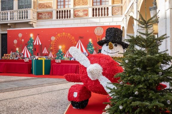 La famille princière de Monaco offre les traditionnels cadeaux de Noël aux enfants monégasques dans la Cour du Palais Princier, le 18 décembre 2024. 
© Olivier Huitel / Pool Monaco / Bestimage