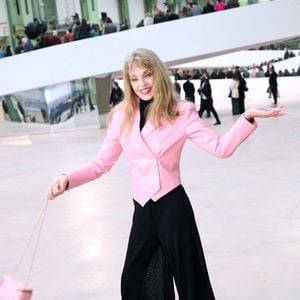 Si son mode de vie végétarien contribue à son équilibre, d'autres habitudes expliquent sa forme.

Arielle Dombasle - Célébrités au Défilé de Mode Chanel, Collection Haute Couture Printemps / Été 2025, dans le cadre de la Fashion Week de Paris, le 27 Janvier 2025. 

© Bertrand Rindoff / Bestimage