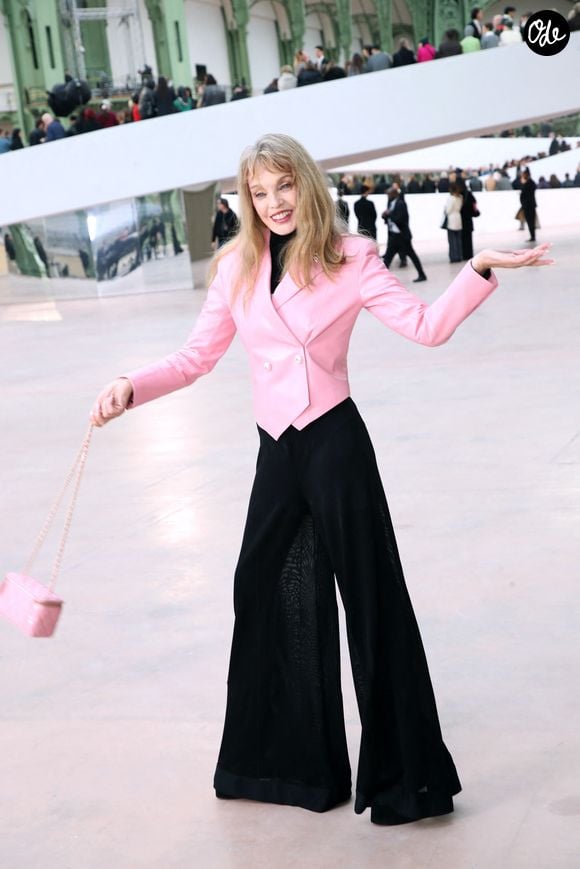 Si son mode de vie végétarien contribue à son équilibre, d'autres habitudes expliquent sa forme.

Arielle Dombasle - Célébrités au Défilé de Mode Chanel, Collection Haute Couture Printemps / Été 2025, dans le cadre de la Fashion Week de Paris, le 27 Janvier 2025. 

© Bertrand Rindoff / Bestimage