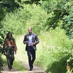 Une mise au vert qui coûterait en outre plus de 350 000 euros de loyer par an au couple. Le prix de la tranquillité !

Rachel Philips et le prince de Galles, lors d’une visite à l’Apricot Centre de Dartington, près de Totnes, le 18 juin 2026. Crédit Hugh Hastings/PA Photo/Bestimage