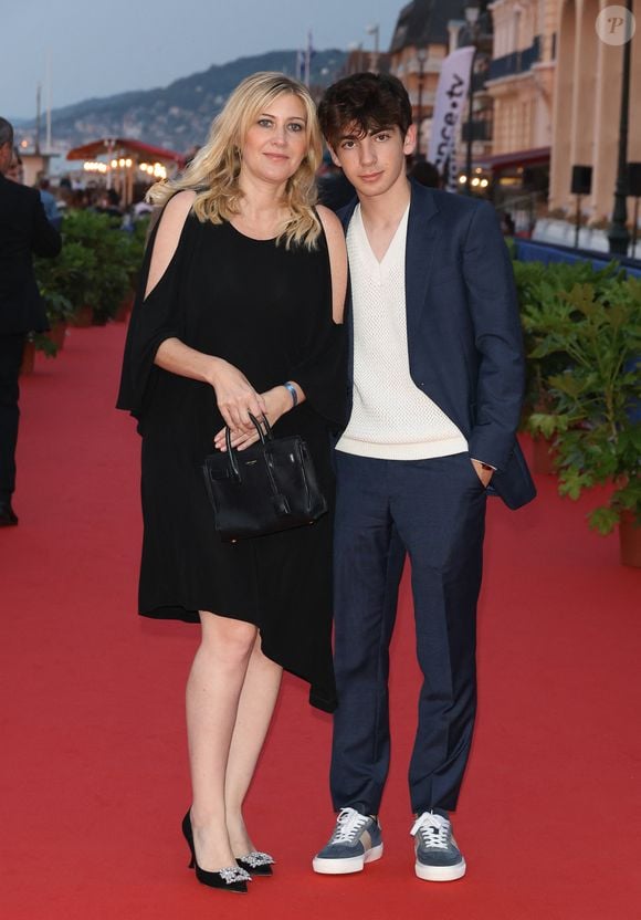 Amanda Sthers et Léon Hesby sur le tapis rouge du prix du court métrage lors du 37ème festival du film de Cabourg (37ème journées romantiques du 14 au 18 juin 2023), à Cabourg, France, le 16 juin 2023. © Coadic Guirec/Bestimage