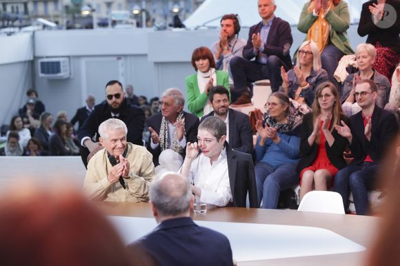Exclusif -  Anne-Elisabeth Lemoine, Claude Lelouch, Emilie Dequenne sur le plateau de l'émisson "C à vous" lors du 77ème Festival International du Film de Cannes le 15 mai 2024.
L’année dernière, en octobre, Émilie Dequenne a annoncé sur son compte Instagram être atteinte d’un « cancer rare ». Malgré les craintes, six mois plus tard, elle a révélé être en rémission complète.

Cette bonne nouvelle, elle l’avait partagée en avril 2024 sur son compte Instagram également. À cette occasion, elle a révélé sa « nouvelle coiffure » présentant des cheveux très courts et gris. Après cette bataille contre la maladie, Émilie Dequenne est revenue plus forte que jamais et l’a démontré en montant les marches. © Jack Tribeca / Bestimage