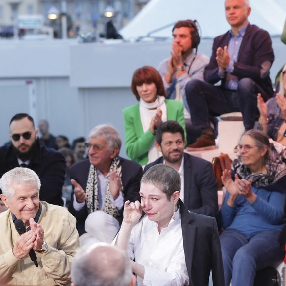 Exclusif -  Anne-Elisabeth Lemoine, Claude Lelouch, Emilie Dequenne sur le plateau de l'émisson "C à vous" lors du 77ème Festival International du Film de Cannes le 15 mai 2024.
L’année dernière, en octobre, Émilie Dequenne a annoncé sur son compte Instagram être atteinte d’un « cancer rare ». Malgré les craintes, six mois plus tard, elle a révélé être en rémission complète.

Cette bonne nouvelle, elle l’avait partagée en avril 2024 sur son compte Instagram également. À cette occasion, elle a révélé sa « nouvelle coiffure » présentant des cheveux très courts et gris. Après cette bataille contre la maladie, Émilie Dequenne est revenue plus forte que jamais et l’a démontré en montant les marches. © Jack Tribeca / Bestimage
