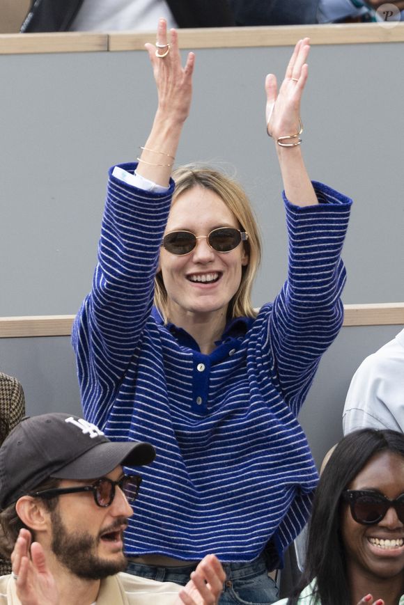 Ana Girardot en tribunes (night session) lors des Internationaux de France de Tennis de Roland Garros 2025, à Paris, France, le 6 juin 2025. © Jacovides-Moreau/Bestimage
