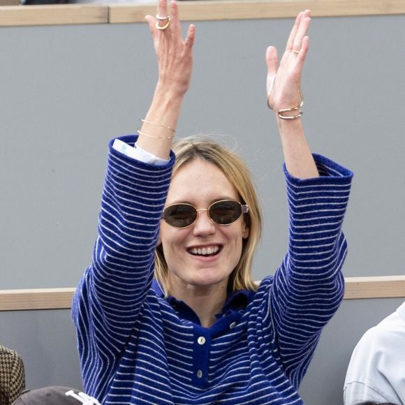Ana Girardot en tribunes (night session) lors des Internationaux de France de Tennis de Roland Garros 2025, à Paris, France, le 6 juin 2025. © Jacovides-Moreau/Bestimage