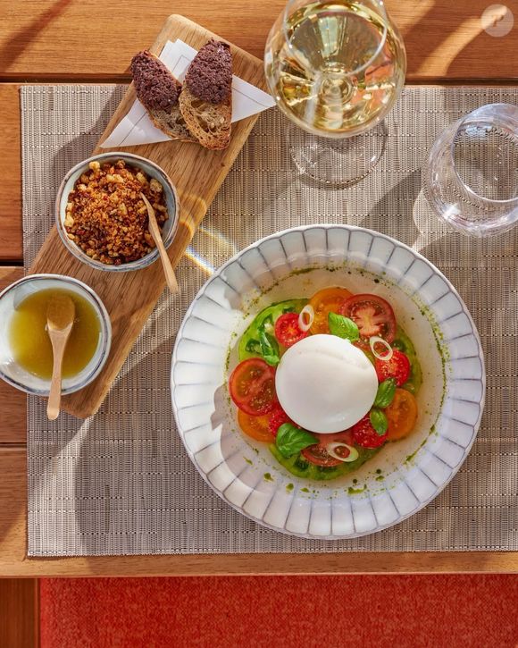 Cette année 2026 est synonyme de renouveau pour le Byblos Beach, célèbre restaurant des plages de Pampelonne à Saint-Tropez, grâce au nouveau chef qui a récemment investi les lieux : Allan Gonthier.

Le Byblos Beach à Saint-Tropez - Instagram