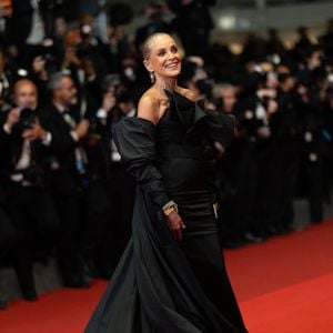 Sharon Stone a fait crépiter les flashs des photographes dans un total look noir.

Sharon Stone (Montre Audemars Piguet) - Montée des marches du film " Diamond " lors du 79ème Festival International du Film de Cannes, le 19 mai 2026. © Jacovides-Moreau / Bestimage
