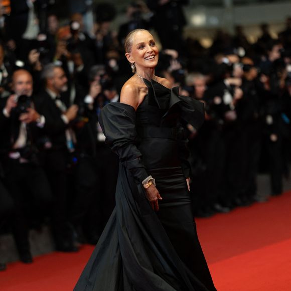 Sharon Stone a fait crépiter les flashs des photographes dans un total look noir.

Sharon Stone (Montre Audemars Piguet) - Montée des marches du film " Diamond " lors du 79ème Festival International du Film de Cannes, le 19 mai 2026. © Jacovides-Moreau / Bestimage