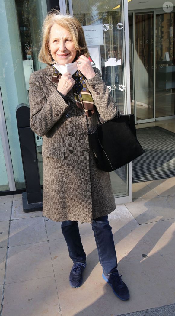 Nathalie Baye quitte les studios de Radio France à Paris, France, le 9 novembre 2021. Panoramic/bestimage