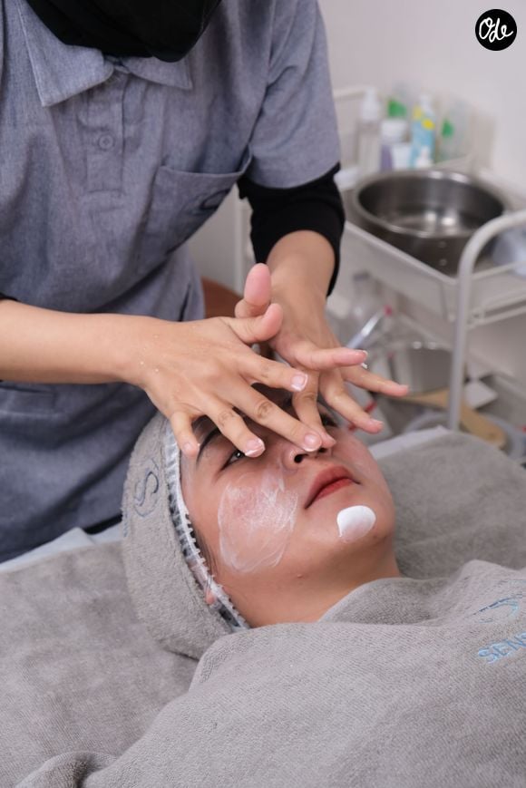 Extraction des points noirs, Jet Peel puis 15 minutes sous une lumière rouge : le soin se termine par une crème apaisante avec SPF.

Images Pexels