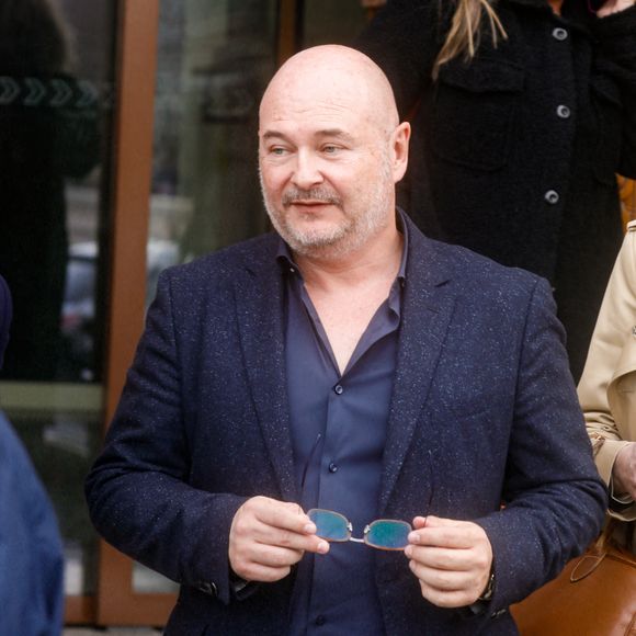 “Sébastien Cauet est présumé innocent”, précise le patron d’Europe 2, Alain Liberty, au Parisien

Suspendu de l'antenne après une enquête pour viol, Sébastien Cauet réclame en justice son retour sur NRJ au tribunal de commerce de Paris, France, le 18 mars 2024. L'animateur de radio a assigné la station en justice pour exiger son retour sur les ondes. L'animateur, suspendu depuis novembre dernier de l'antenne de NRJ, fait désormais l'objet d'au moins 5 plaintes pour viol ou agression sexuelle. © Christiophe Clovis/Bestimage