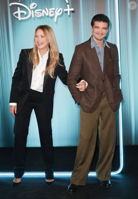 Très discrète, son histoire d’amour avec Niels Schneider dure depuis leur rencontre sur le tournage de Un amour impossible.

Virginie Efira et Niels Schneider au photocall du showcase 2026 Disney+ à l'Institut de France à Paris, le 15 janvier 2026.  Photo : Coadic Guirec / Bestimage
