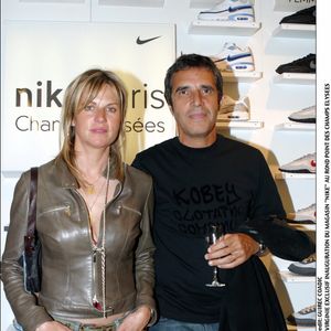 Julien Clerc et Virginie Coupérie-Eiffel sur les Champs-Elysées, en 2003. © COADIC GUIREC / BESTIMAGE