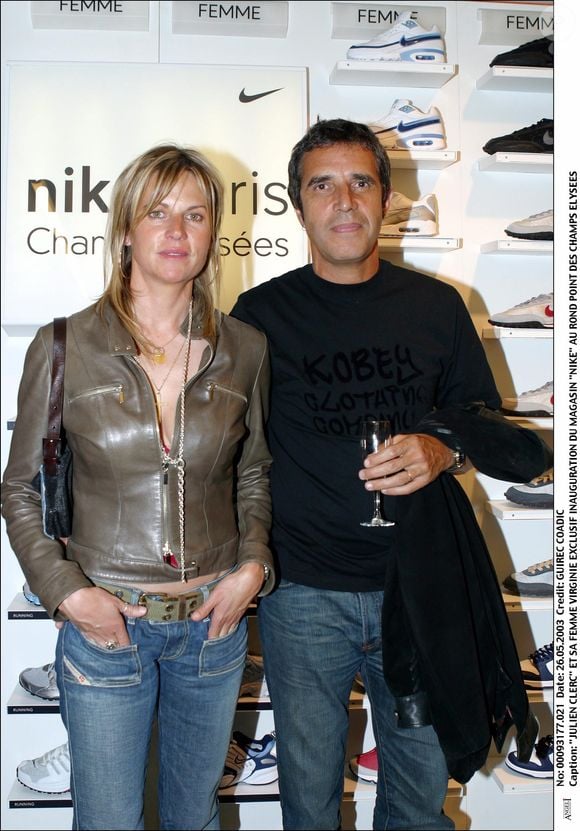 Julien Clerc et Virginie Coupérie-Eiffel sur les Champs-Elysées, en 2003. © COADIC GUIREC / BESTIMAGE