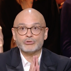 Yoann Riou sur le plateau de "Quelle époque !" sur France 2, le 8 juin 2025