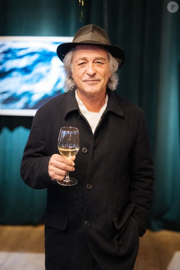 Exclusif - Titouan Lamazou lors du vernissage de la première exposition photographique de Laura Poupon "Hillingar" au Chalet des Îles à Paris le 18 novembre 2025.

© Tiphaine Praud-Lebely / Bestimage