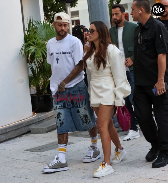 EXCLUSIF Miami, Floride   Neymar et Bruna Biancardi ont été aperçus en train de profiter d'une escapade bien méritée en compagnie de leurs amis Bianca Coimbra, Chris Guedes et du footballeur brésilien Nene, passant de bons moments ensemble tout en se détendant pendant leurs vacances.

Sur la photo : Neymar, Bruna Biancardi