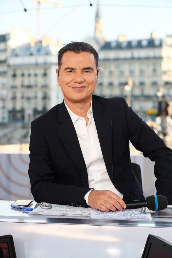 Exclusif - Laurent Luyat - Plateau de l'émission "Paris accueille la flamme Olympique" sur le parvis de l'hôtel de ville à Paris, diffusée en direct sur France 2 en marge du concert de la Place de la République à l'occasion du Relais de la Flamme olympique. © Christophe Clovis / Bestimage