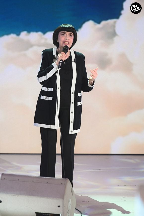 Mireille Mathieu - Enregistrement de l'émission "Vivement dimanche" aux studios Rive Gauche, présentée par M.Drucker et diffusée le 5 octobre 2025 sur France. 

Photo : Guillaume Gaffiot/Bestimage