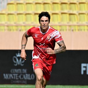 Baptiste Giabiconi lors du match de football caritatif au stade Louis II de Monaco opposant les Barbagiuans aux pilotes de l'équipe Nazionale Piloti dans le cadre de la "Racing Stars Football Cup" le 3 juin 2026.
Depuis 35 ans, des pilotes automobiles participent chaque année à un match de football caritatif organisé à Monaco. Ce " match des pilotes " a accueilli tous les plus grands de la Formule 1, y compris Michael Schumacher. En 2025, une nouvelle mouture a vu le jour, la Racing Stars Football Cup, sous la houlette de Louis Ducruet, le fils de la princesse Stéphanie. Ce 3 juin 2026, avait lieu la deuxième édition de l'événement caritatif, organisé au profit de deux associations.
Les fonds récoltés lors de l'événement seront reversés à deux associations. La première est " Mercy Ships ", qui déploie des navires-hôpitaux afin d'offrir des soins chirurgicaux gratuits en Afrique. La seconde association est " Les Soins de l'espoir ", qui est engagée auprès d'enfants et d'adultes défavorisés en Asie du Sud-Est, notamment au Vietnam.
Les Barbagiuans ont remporté le match 6 - 2

© Bruno Bebert / Bestimage