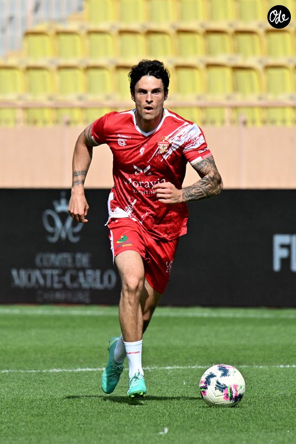 Baptiste Giabiconi lors du match de football caritatif au stade Louis II de Monaco opposant les Barbagiuans aux pilotes de l'équipe Nazionale Piloti dans le cadre de la "Racing Stars Football Cup" le 3 juin 2026.
Depuis 35 ans, des pilotes automobiles participent chaque année à un match de football caritatif organisé à Monaco. Ce " match des pilotes " a accueilli tous les plus grands de la Formule 1, y compris Michael Schumacher. En 2025, une nouvelle mouture a vu le jour, la Racing Stars Football Cup, sous la houlette de Louis Ducruet, le fils de la princesse Stéphanie. Ce 3 juin 2026, avait lieu la deuxième édition de l'événement caritatif, organisé au profit de deux associations.
Les fonds récoltés lors de l'événement seront reversés à deux associations. La première est " Mercy Ships ", qui déploie des navires-hôpitaux afin d'offrir des soins chirurgicaux gratuits en Afrique. La seconde association est " Les Soins de l'espoir ", qui est engagée auprès d'enfants et d'adultes défavorisés en Asie du Sud-Est, notamment au Vietnam.
Les Barbagiuans ont remporté le match 6 - 2

© Bruno Bebert / Bestimage