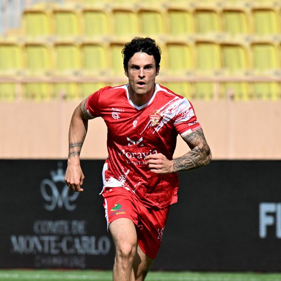 Baptiste Giabiconi lors du match de football caritatif au stade Louis II de Monaco opposant les Barbagiuans aux pilotes de l'équipe Nazionale Piloti dans le cadre de la "Racing Stars Football Cup" le 3 juin 2026.
Depuis 35 ans, des pilotes automobiles participent chaque année à un match de football caritatif organisé à Monaco. Ce " match des pilotes " a accueilli tous les plus grands de la Formule 1, y compris Michael Schumacher. En 2025, une nouvelle mouture a vu le jour, la Racing Stars Football Cup, sous la houlette de Louis Ducruet, le fils de la princesse Stéphanie. Ce 3 juin 2026, avait lieu la deuxième édition de l'événement caritatif, organisé au profit de deux associations.
Les fonds récoltés lors de l'événement seront reversés à deux associations. La première est " Mercy Ships ", qui déploie des navires-hôpitaux afin d'offrir des soins chirurgicaux gratuits en Afrique. La seconde association est " Les Soins de l'espoir ", qui est engagée auprès d'enfants et d'adultes défavorisés en Asie du Sud-Est, notamment au Vietnam.
Les Barbagiuans ont remporté le match 6 - 2

© Bruno Bebert / Bestimage