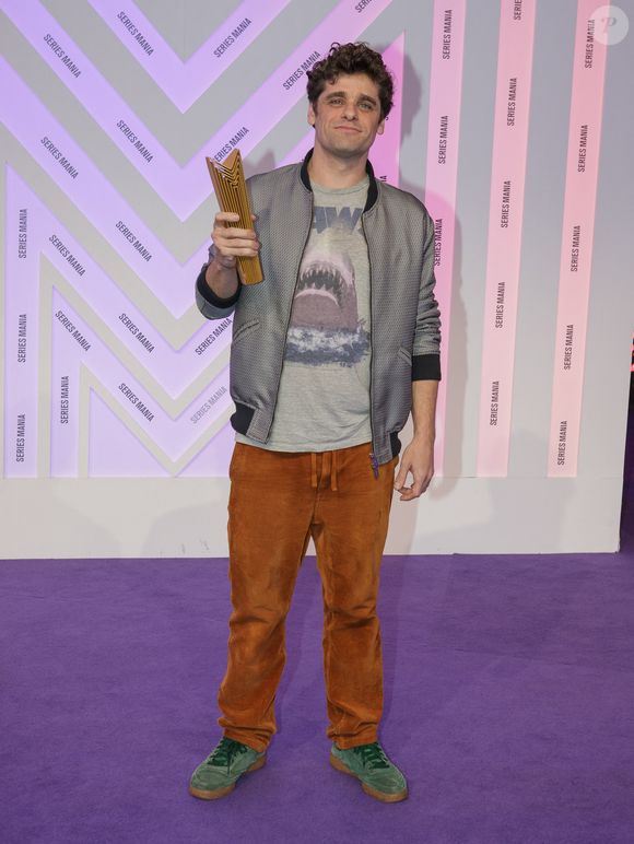 Arthur Dupont , Prix d’interprétation masculine dans La Famille Rose au photocall de la cérémonie de clôture du festival Series Mania à Lille le 28 mars 2025.
© Stéphane Vansteenkiste / Bestimage