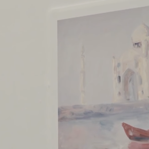 Pour cette série, l’acteur a choisi de peindre douze villes ou lieux qui occupent une place particulière dans son parcours : Hong Kong, La Mecque, Pékin, Rio de Janeiro, Kyoto, Los Angeles, Dubaï, Doha, Sydney, Londres, Paris et le Taj Mahal.

Chaîne YouTube No Intervalls // 13 mars 2026