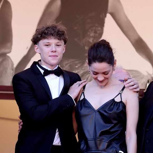 Elle est apparue aux côtés de son fils Marcel, âgé de 15 ans.

Marcel Canet et sa mère Marion Cotillard - Montée des marches du film " Karma " lors du 79ème Festival International du Film de Cannes, le 15 mai 2026. © Jacovides-Moreau / Bestimage