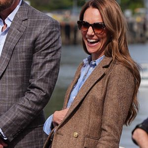 Le prince et la princesse de Galles, connus sous le nom de duc et duchesse de Rothesay lorsqu'ils sont en Écosse, discutent avec un habitant lors d'une visite d'un marché artisanal pour rencontrer certains des fabricants et créateurs de l'île, dans la ville de Tobermory sur l'île de Mull.  29 avril 2025. Photo par Aaron Chown/PA Wire/ABACAPRESS.COM